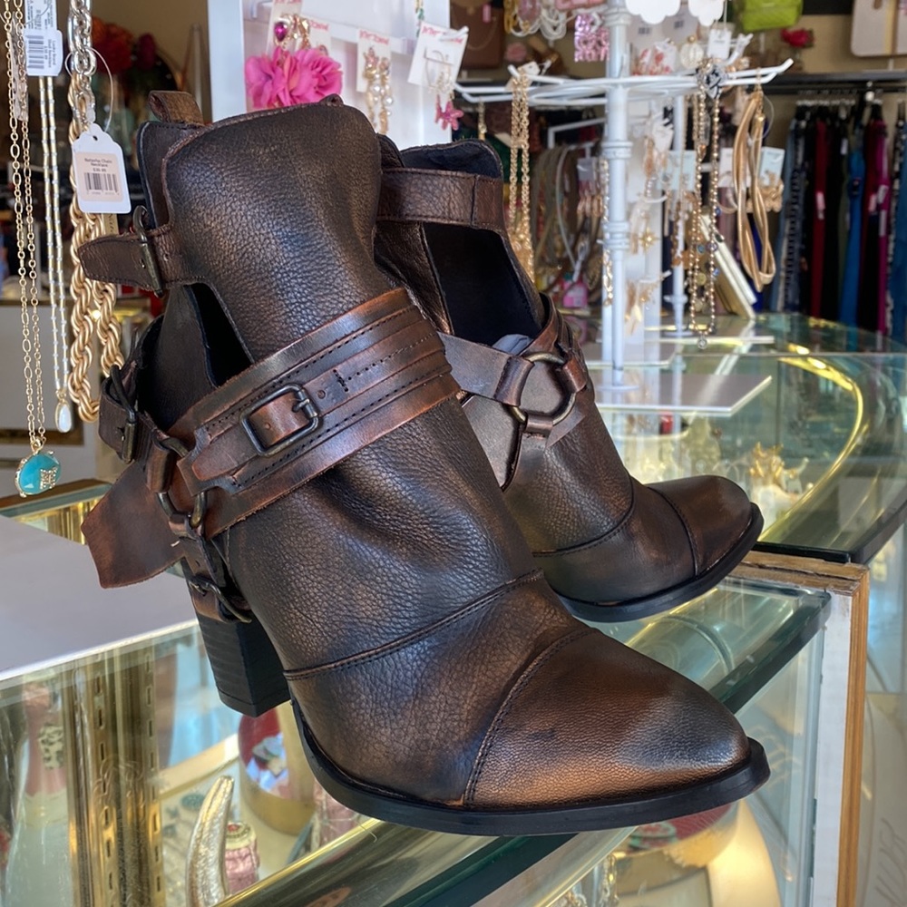 🌺NM Rag & Bone
Brown Buckle Style Boot - Picture 10 of 10